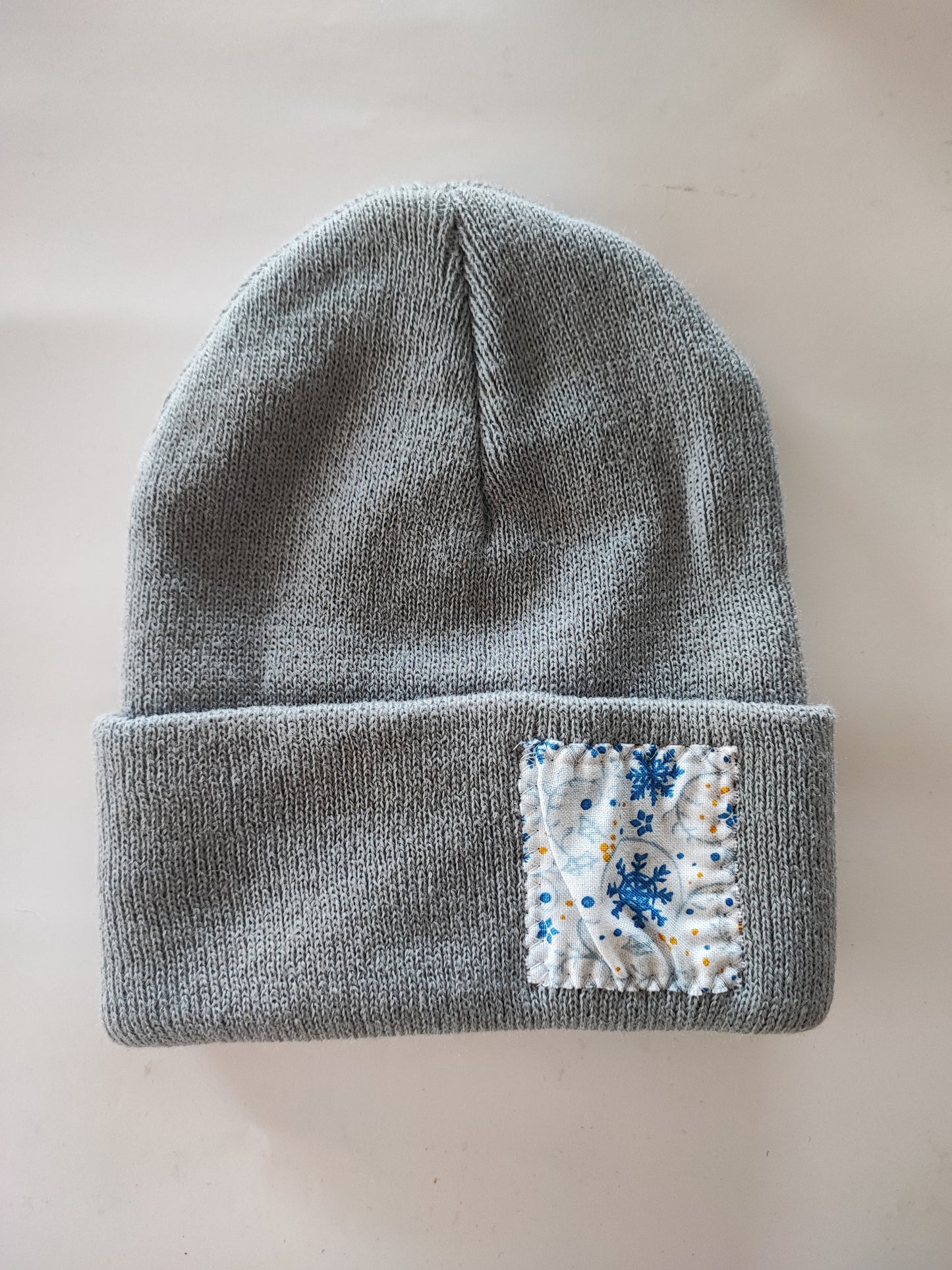 Bonnet motif flocon bleu