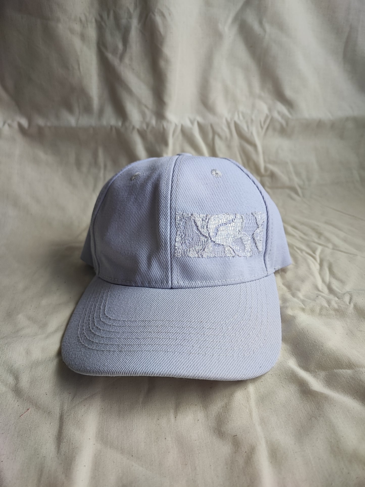 Casquette Blanche Dentelle Imparfaite