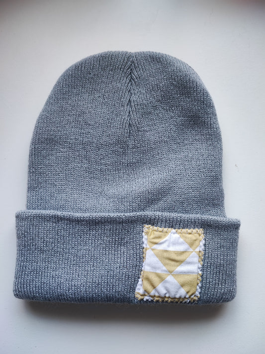 Bonnet gris uni triangle jaune