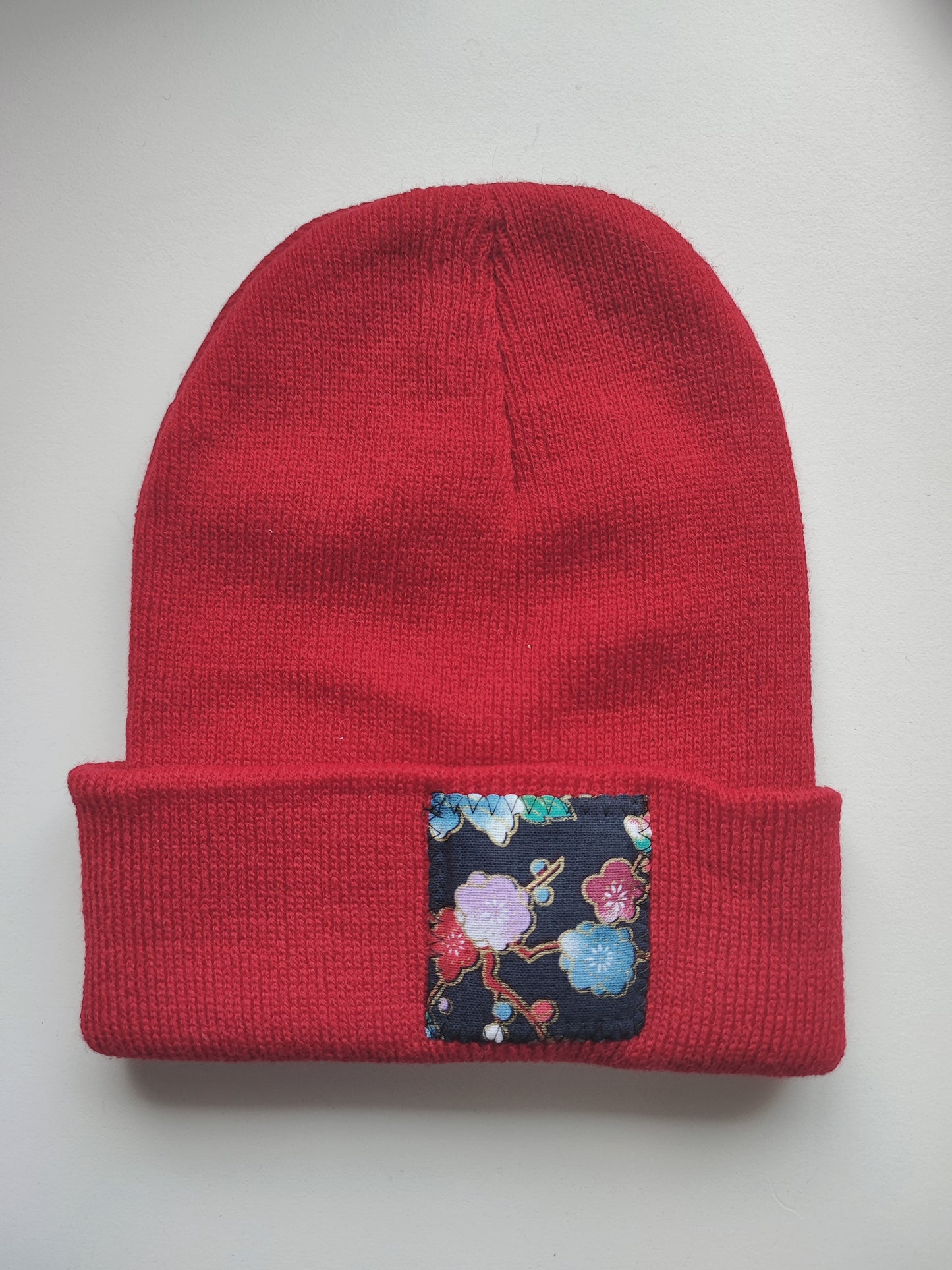 Bonnet rouge Sakura bleu