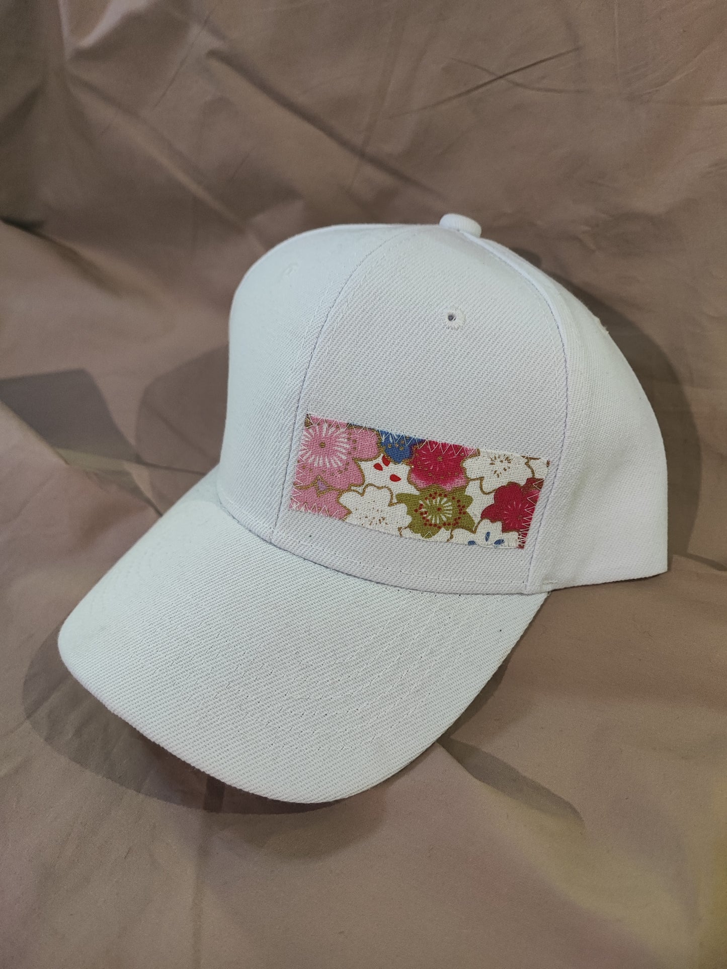 Casquette Blanche fleurs pétillantes