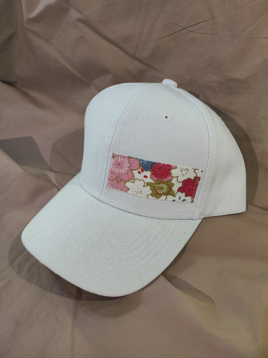 Casquette Blanche fleurs pétillantes