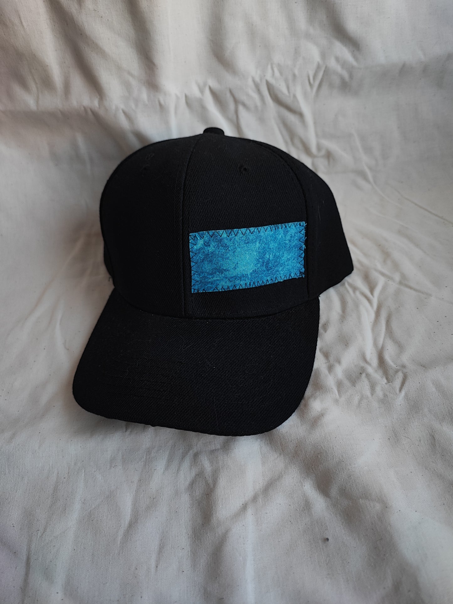 Casquette Noire motif bleu