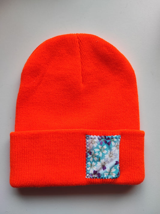 Bonnet orange pétales de fleur