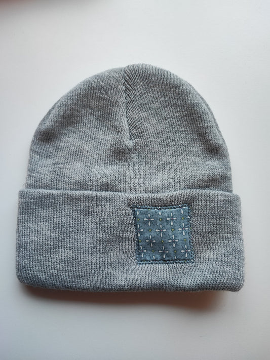 Bonnet gris petite fleur bleu