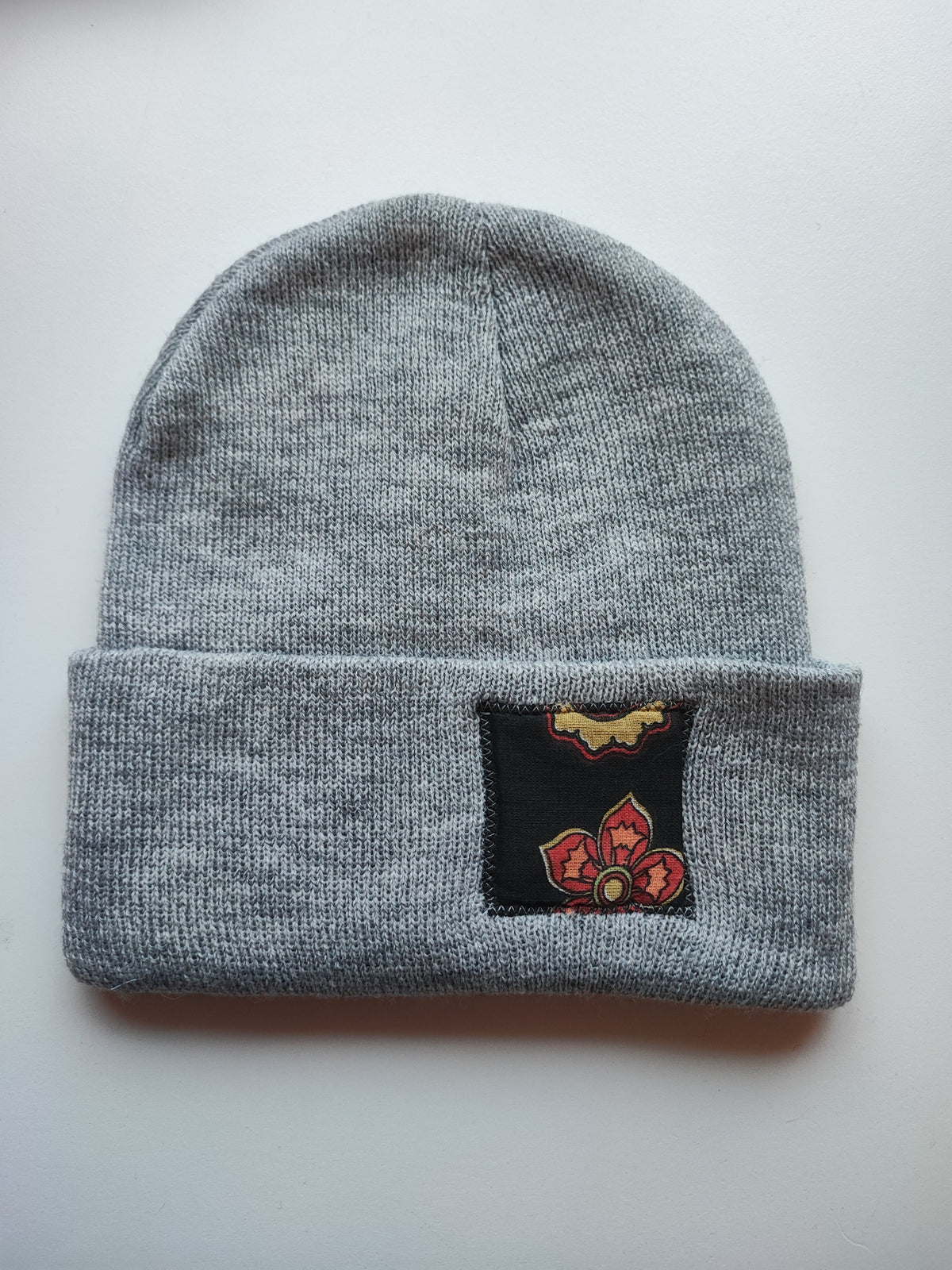 Bonnet gris fleur sombre
